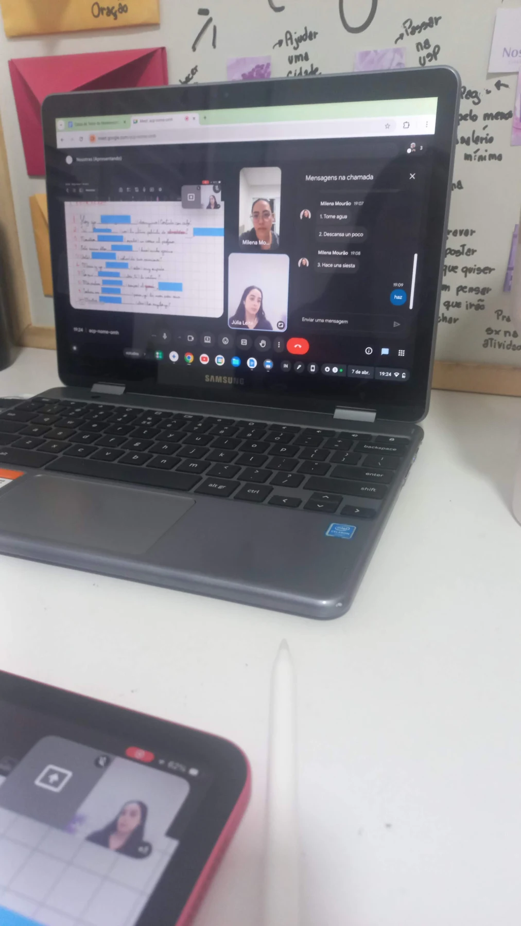 Registro de uma aula online da Nosotras, com atividade de espanhol compartilhada e participação de aluna e professora
