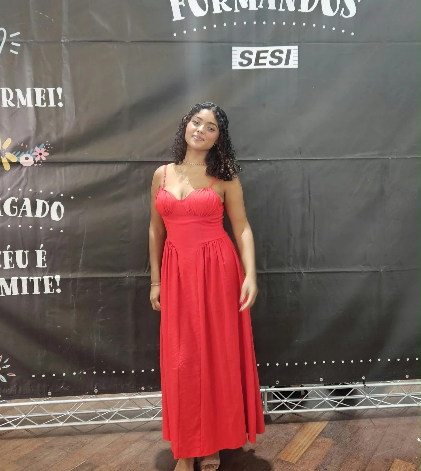 Bia, de vestido vermelho, professora de inglês da Nosotras