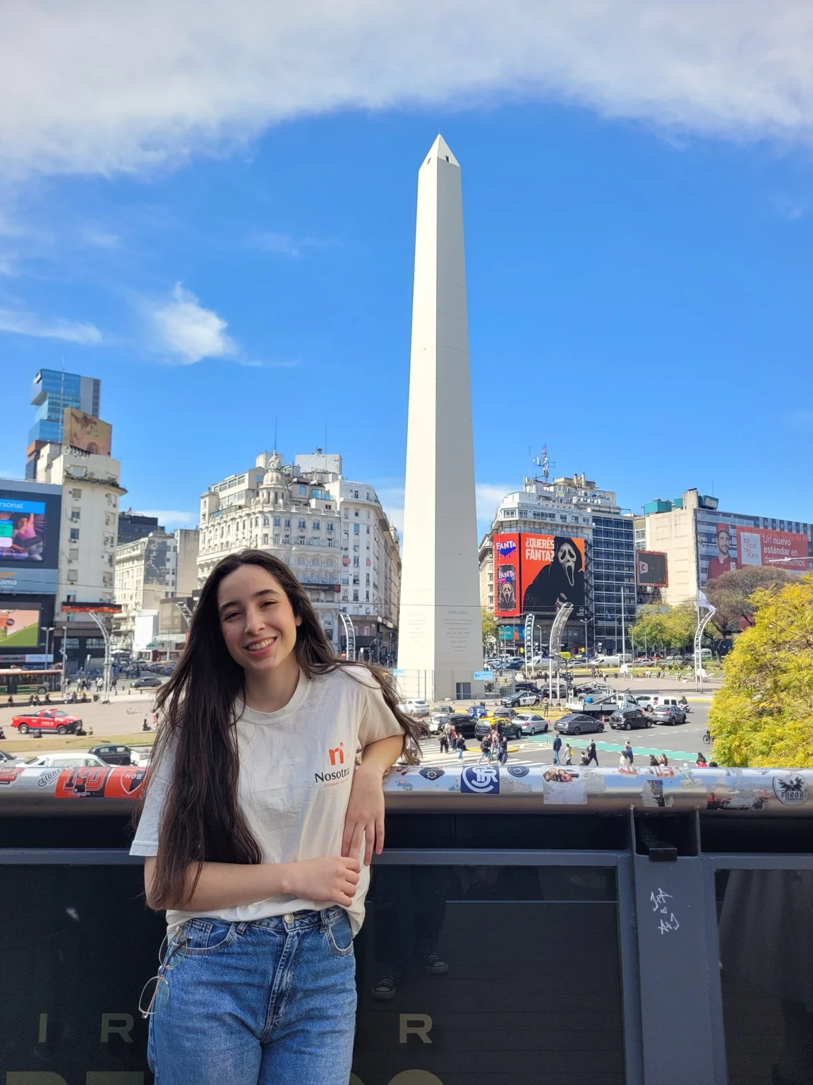 Júlia, fundadora da Nosotras, com a camiseta da escola em Buenos Aires