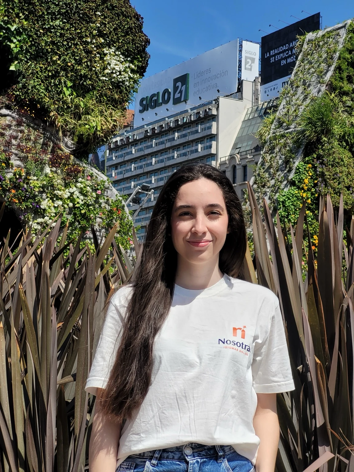 Júlia Leite, fundadora da Nosotras, em Buenos Aires usando a camiseta da escola